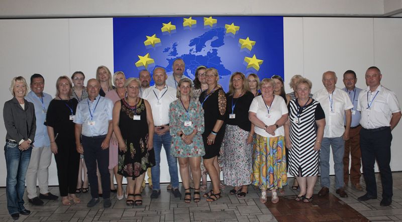 delegacja na tle flagi UE