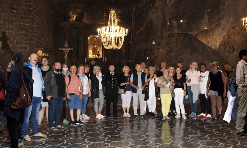 delegacja we wnętrzu katedry